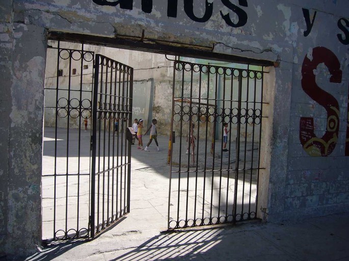 Cuba Schulhof [Desktop Auflösung]