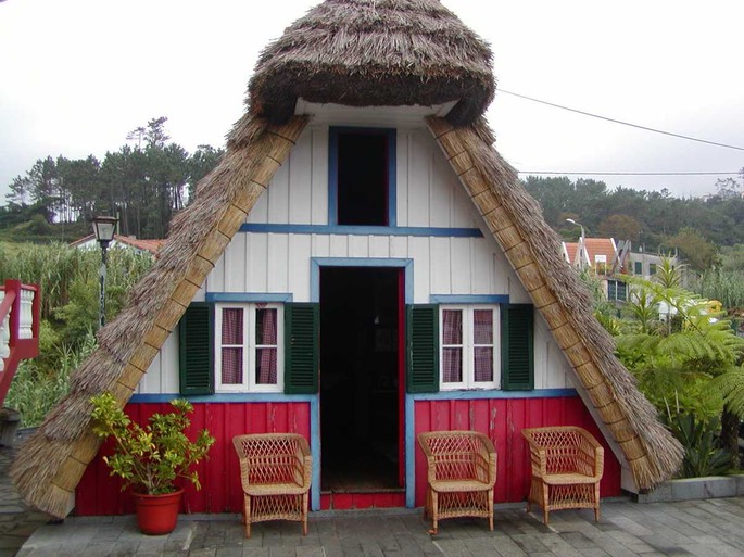 typischesstrohgedeckteshausinsantana